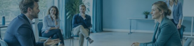 Deelnemers oefenen een klantgesprek tijdens een training